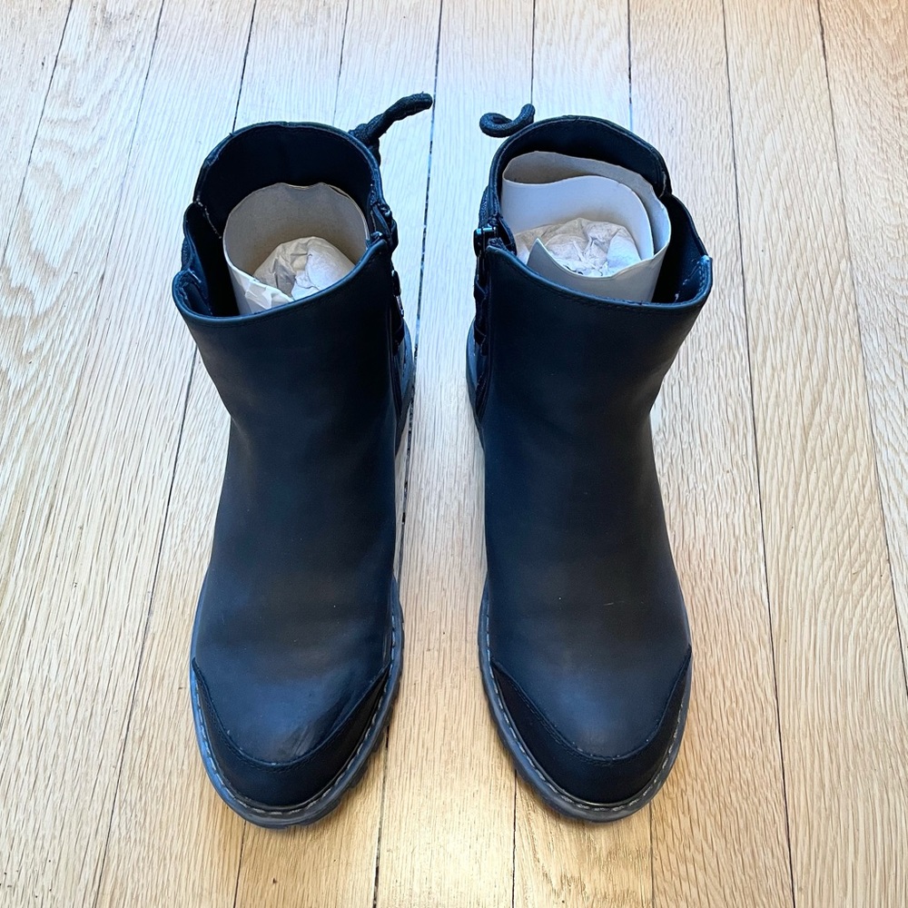 Roxy Kearney Ankle Bootie - Picture 5 of 12